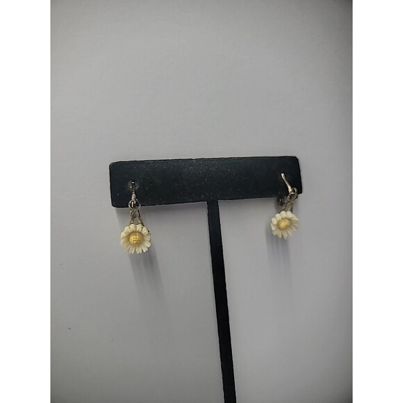 Vintage Earrings Clip On Gold Tone Daisy Flowers Dainty Small Jewelry Costume - Picture 8 of 12